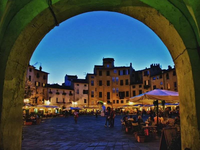 lucca piazza anfiteatro